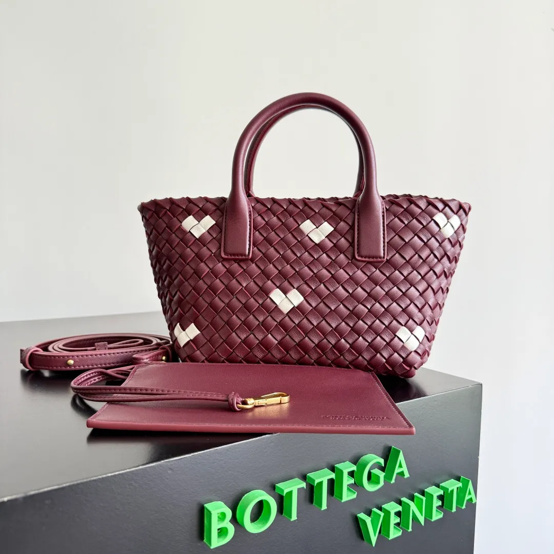 Batch 2120 ready-made BV Mini Cabat limited edition mini vegetable basket💓 The classic bag is available in mini size, different styles can be matched with a full sense of fashion💯 If you like it, don’t miss it, built-in small card holder, double-layer sheepskin weaving inside and outside, full of details✅ Style number: 709464 Size: 22*6.5*15.5cm
